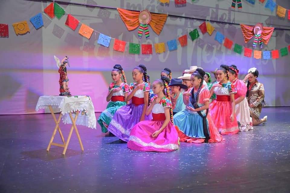 BRINDA ESPECTÁCULO LA COMPAÑÍA INFANTIL Y JUVENIL DE DANZA FOLKLÓRICA DE ATIZAPÁN DE ZARAGOZA
