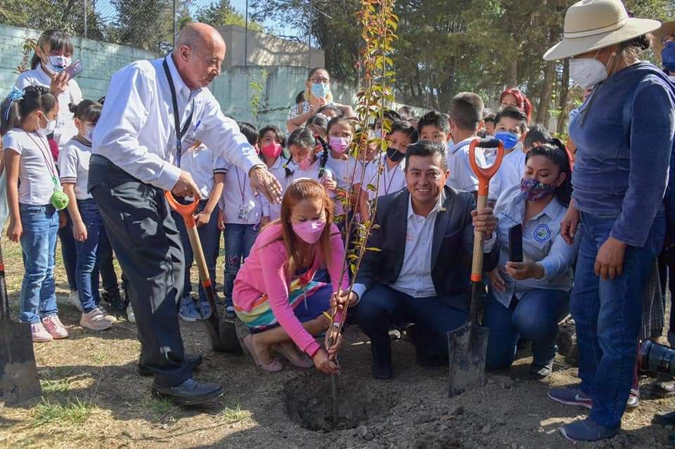 PROMUEVEN CUIDADO DEL MEDIO AMBIENTE CON REFORESTACIÓN EN ESCUELA PRIMARIA