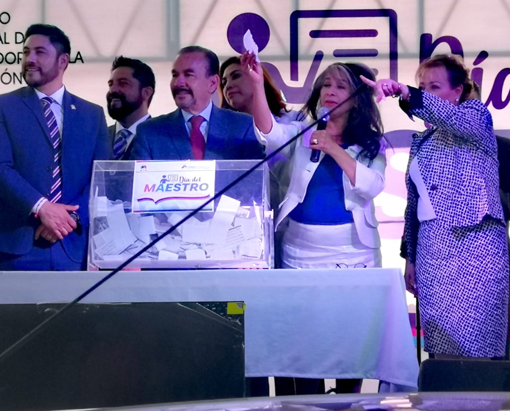 FESTEJAN PEDRO RODRÍGUEZ VILLEGAS ALCALDE DE ATIZAPÁN Y FREDY HERNÁNDEZ BÁRCENAS DIRECTOR DE EDUCACIÓN, DÍA DEL MAESTRO