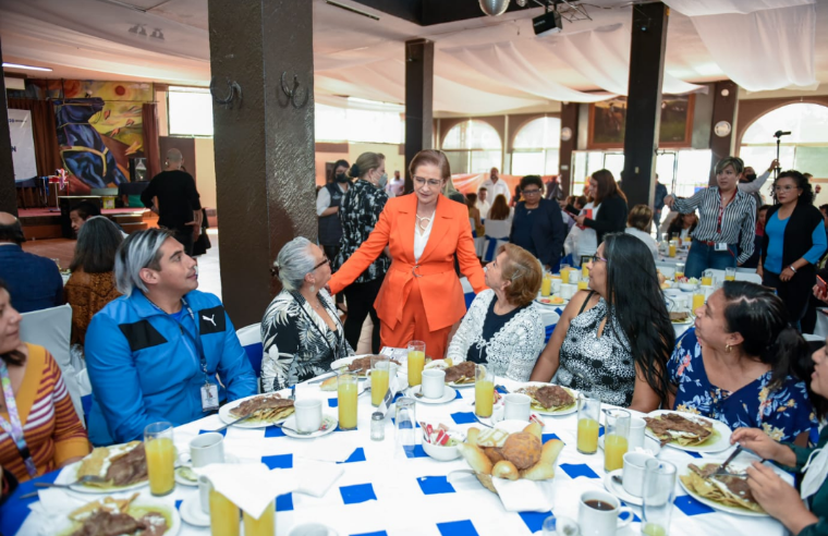 RECONOCE ANGÉLICA MOYA LABOR DE MAESTROS