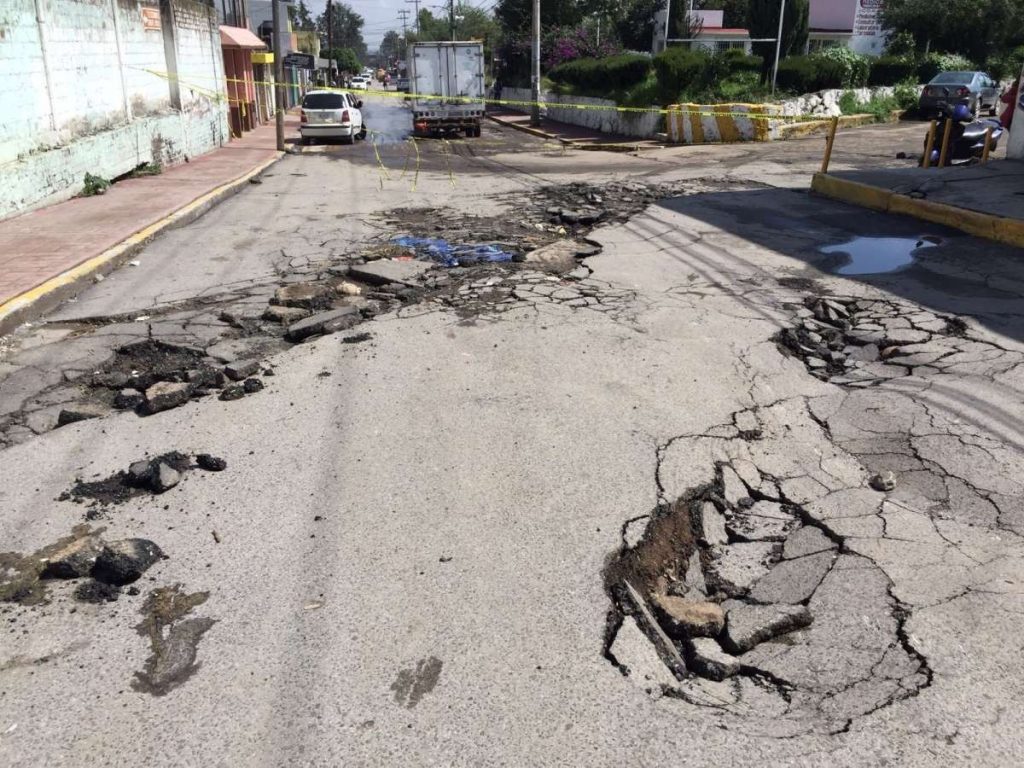 DAVID SÁNCHEZ ISIDORO SE COMPROMETE CON VECINOS DE LAS DIFERENTES COMUNIDADES A REPARAR Y DAR MANTENIMIENTO A LAS VIALIDADES DE COACALCO.