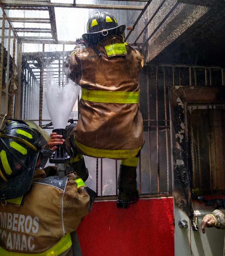 Protección Civil de Tecámac sofoca incendio en casa habitación. Ocurrió en los Héroes Bosques y no se registraron lesionados.