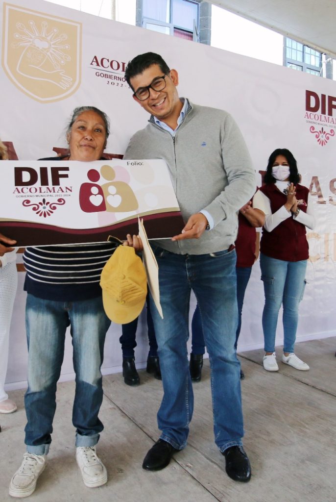 Mil familias Acolmenses reciben tarjetas de salud