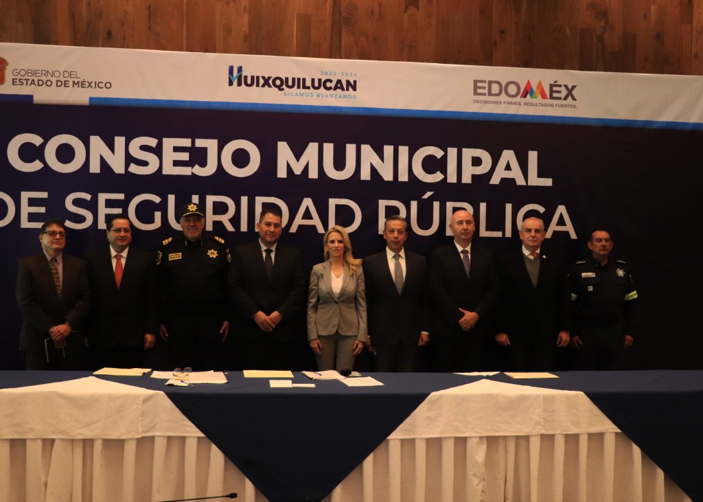 ENTREGA ROMINA CONTRERAS ESTÍMULOS A POLICÍAS DESTACADOS EN EL COMBATE A LA INSEGURIDAD EN HUIXQUILUCAN