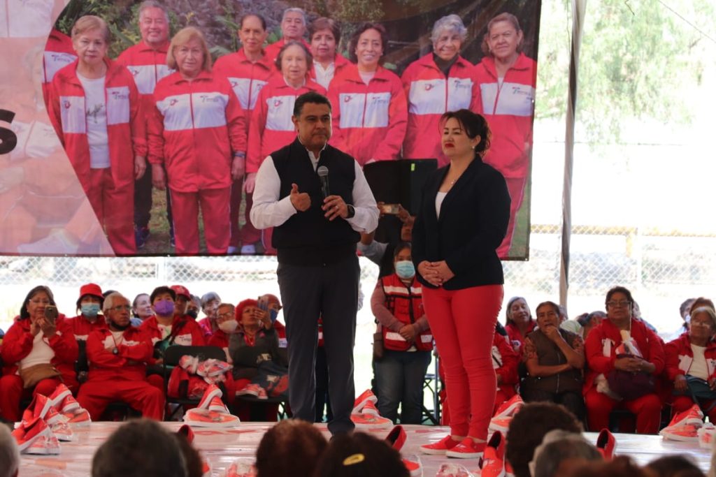 Tony Rodríguez entrega de tenis deportivos a adultos mayores_En esta primera entrega se dieron