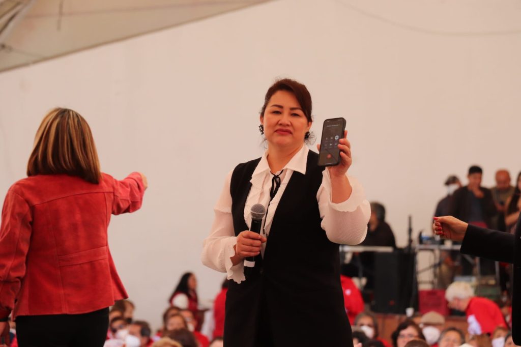 La Presidenta  de DIF Tlalnepantla Mary Gómez, Entrega Tenis a Adultos Mayores en Zona Poniente