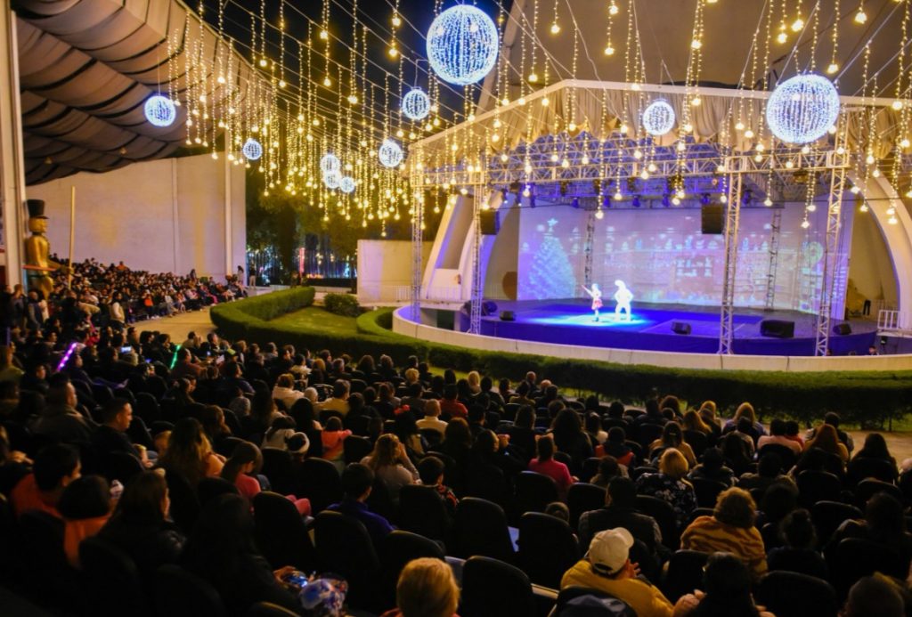 LUCES DE NAVIDAD EN EL BOSQUE DEL PARQUE NAUCALLI