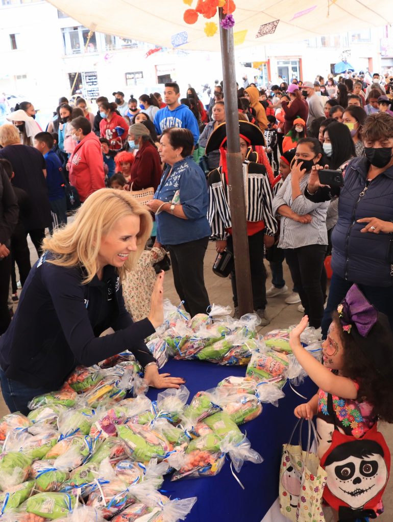 ENCABEZA ROMINA CONTRERAS ENTREGA DE CALAVERITA A NIÑOS DE HUIXQUILUCAN