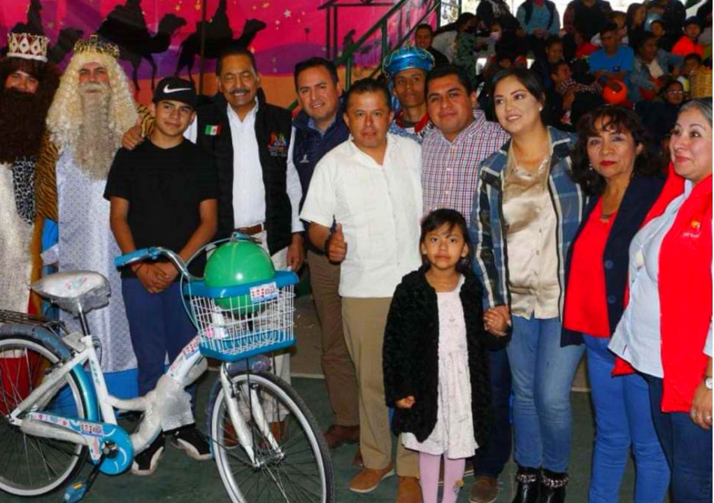 EL MÁGICO DÍA DE REYES LLEGO A TEOTIHUACÁN DE LA MANO DE MARIO PAREDES DE LA TORRE Y LA PRESIDENTA DE DIF MUNICIPAL