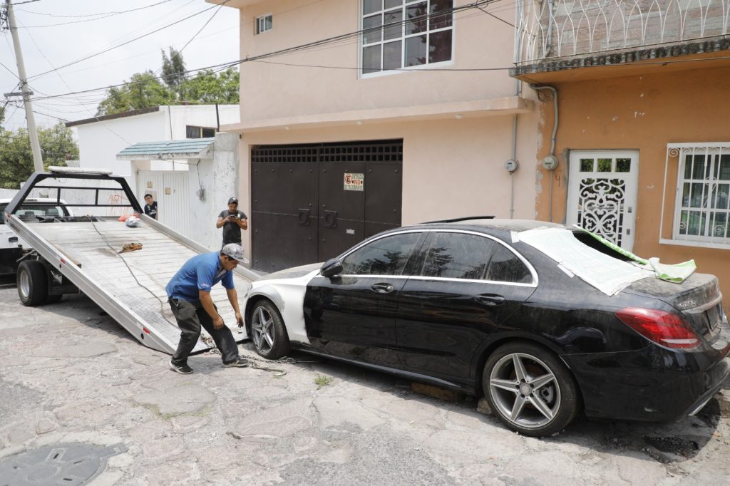 ATIENDE NAUCALPAN DENUNCIA Y RETIRA AUTOSDE LUJO QUE ERAN REPARADOS EN VÍA PÚBLICA