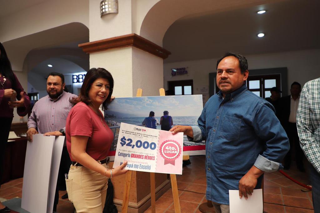 MARIELA  GUTIÉRREZ ESCALANTE ENTREGA RECONOCIMIENTO  A PAPÁS DE EXCELENCIA