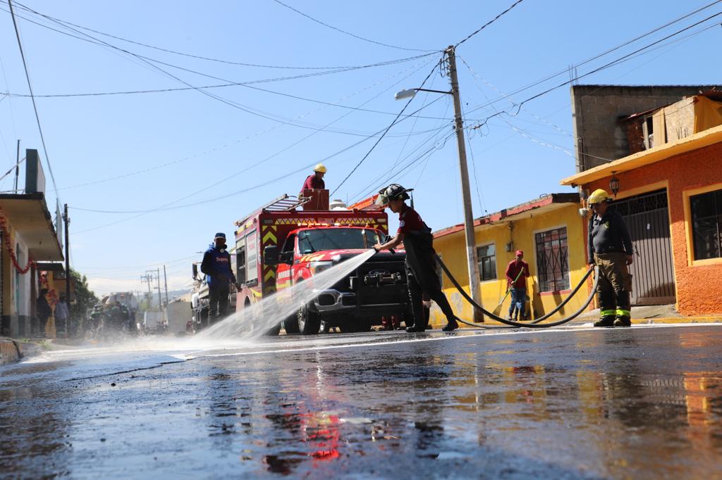 MAS DE 120 TRABAJADORES REAZARÓN TRABAJOS DE LIMPIEZA  EN SAN PEDRO ATZOMPA, TRAS  FUERTES LLUVIAS