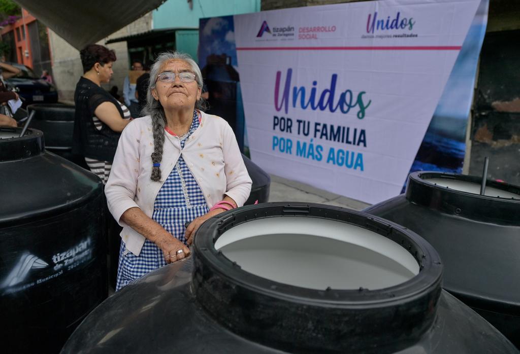 TINACOS EN PRADOS DE IXTACALA I; VECINOS DESTACAN QUE YA PODRÁN ALMACENAR AGUA DE MANERA MÁS HIGIÉNICA