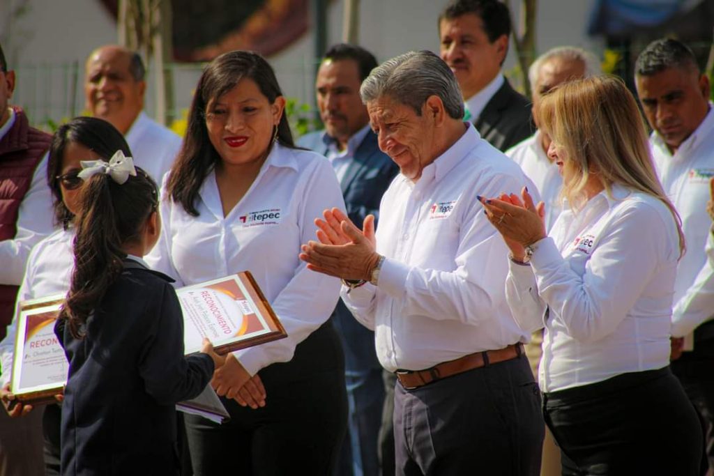 UN DÍA DE RECONOCIMIENTOS Y SOLIDARIDAD: PRESIDENTE MUNICIPAL ENTREGA AYUDAS A PERSONAS CON CAPACIDADES DIFERENTES Y RECONOCE LOGROS EDUCATIVOS