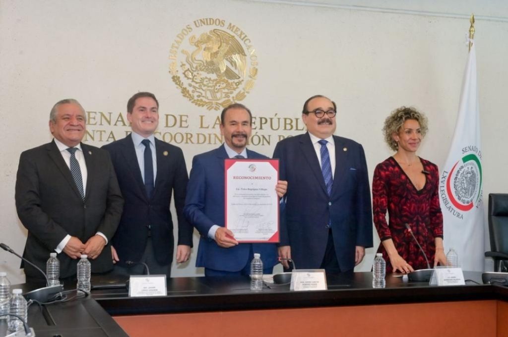 ENTREGA SENADO DE LA REPÚBLICA RECONOCIMIENTO A PEDRO RODRÍGUEZ POR HACER UN GOBIERNO INNOVADOR 