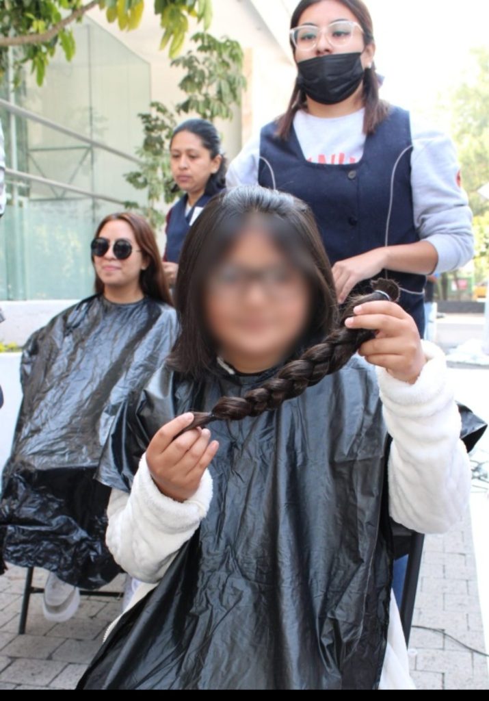 RECIBE DIF NAUCALPAN DONACIÓN DE 117TRENZAS PARA MUJERES CON CÁNCER