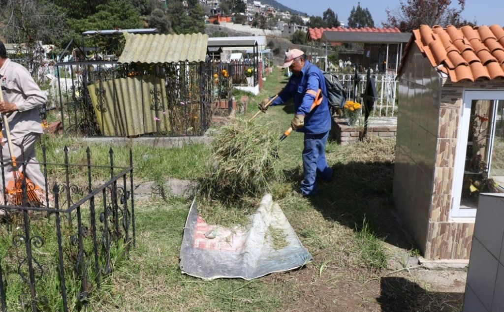 REALIZA HUIXQUILUCAN LIMPIEZA DE PANTEONES PREVIO AL DÍA DE MUERTOS