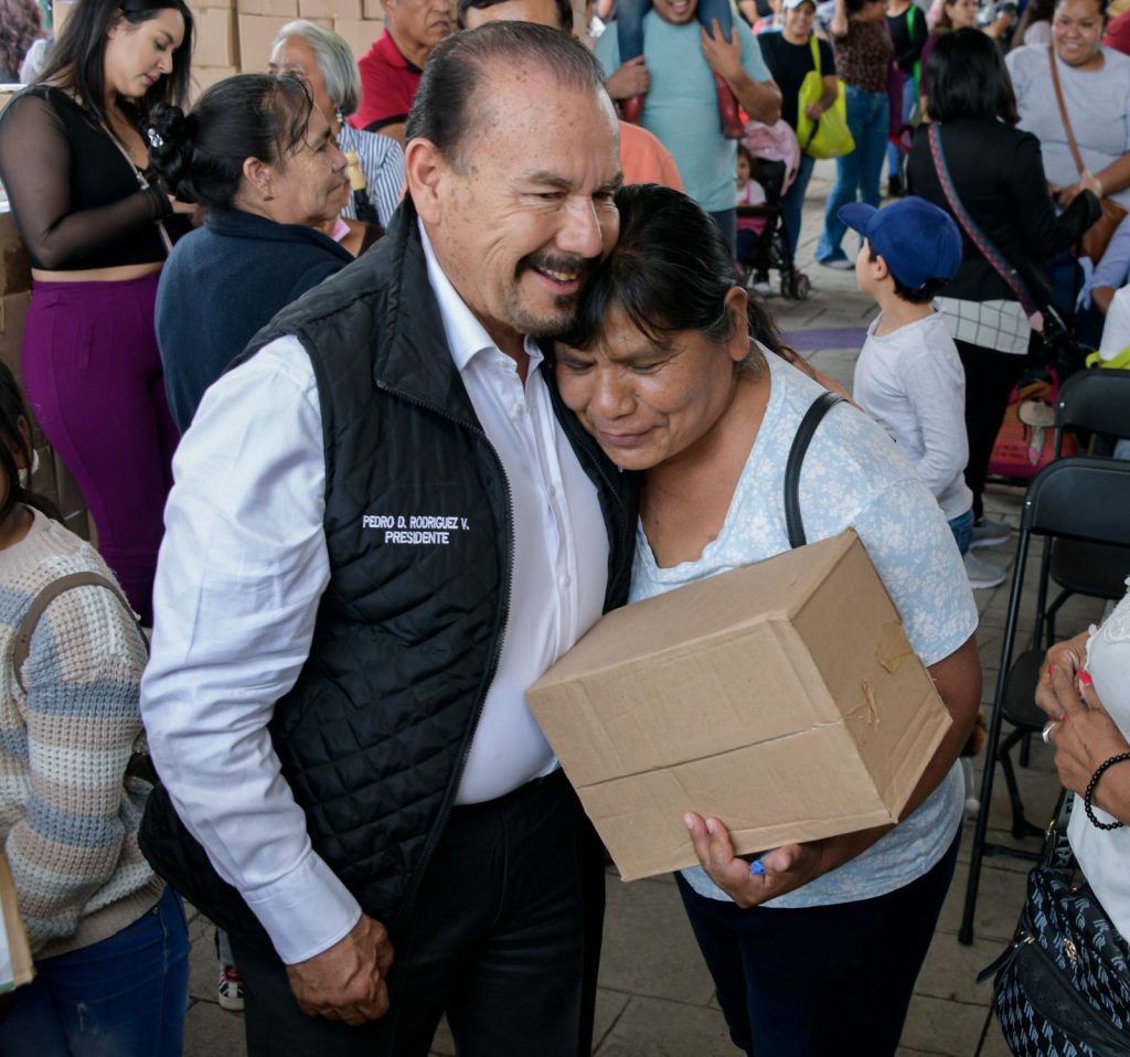 ENTREGA PEDRO RODRÍGUEZ APOYOS ALIMENTARIOS A FAMILIAS ATIZAPENSES