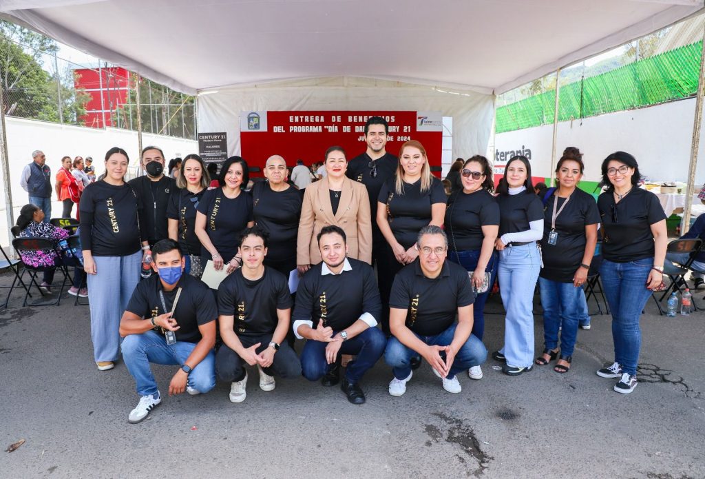 EN EL “DÍA DE DAR”, DIF TLALNEPANTLA Y CENTURY 21 ENTREGAN APOYOS A CIUDADANOS EN SITUACIÓN VULNERABLE