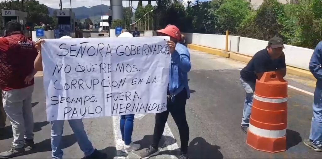 Comitiva de Campesinos del Valle de Teotihuacán Cierran Pista México-Pachuca