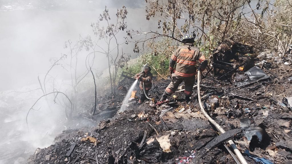 BOMBEROS DE ECATEPEC EN CENTRO DE RECICLAJE