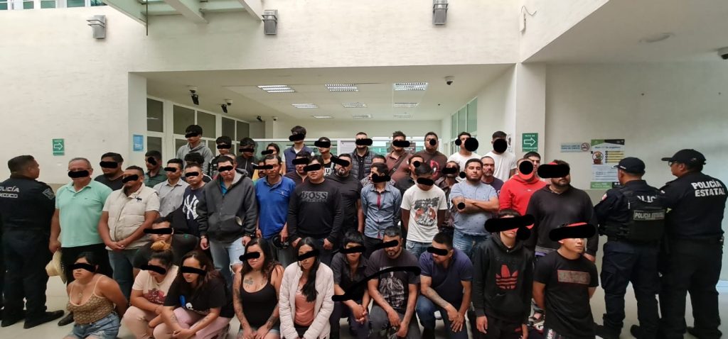 ASEGURARON A 50 PERSONAS POR PROBABLE EXTORSIÓN Y DESPOJO CON NUEVE AUTOS Y DOS ARMAS EN TEXCOCO