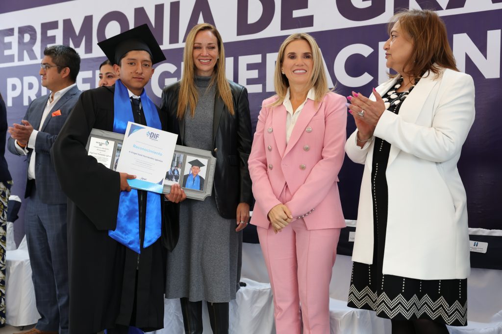 SE GRADÚA LA PRIMERA GENERACIÓN DE ESTUDIANTES DEL BACHILLERATO DIF HUIXQUILUCAN