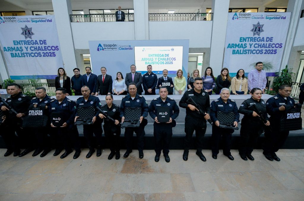 GOBIERNO DE PEDRO RODRÍGUEZ SIGUE CRECIENDO EN SEGURIDAD PÚBLICA ATIZAPÁN REFUERZA A SU POLICÍA CON ENTREGA DE ARMAMENTO Y EQUIPO BALÍSTICO DE VANGUARDIA